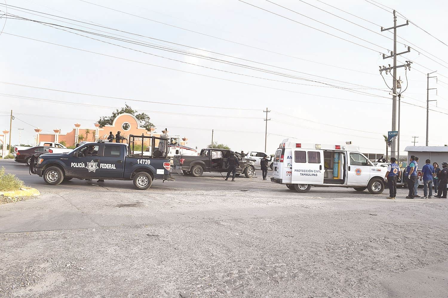 Choca. En su loca huída los tripulantes de la camioneta Ford F-150 impactaron una unidad donde viajaban empleados de una maquiladora.