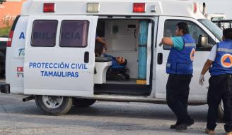 Al hospital. Los empleados de la maquiladora fueron trasladados a recibir atención médica a bordo de una ambulancia de Protección Civil.
