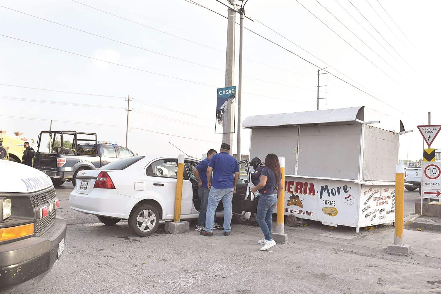 Proyectados. Contra una taquería terminaron incrustados los empleados de la maquiladora Trostel.