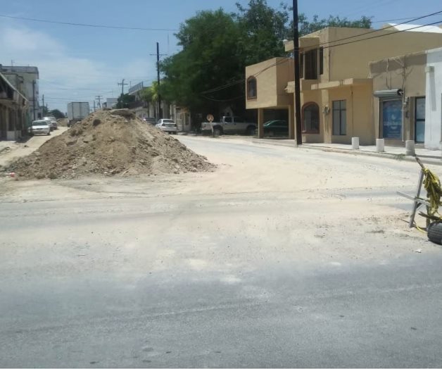 Reparan drenaje pero dejan montaña de tierra Reparan drenaje pero dejan montaña de tierra