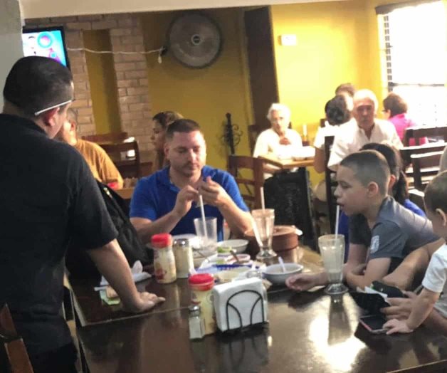 Beneficia a meseros se dé consumo local Beneficia a meseros se dé consumo local