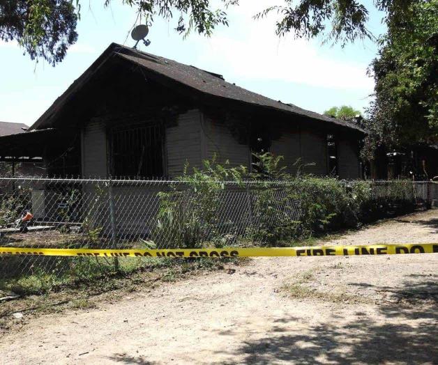 Arde vivienda y muere mujer. Arrasa con todo voraz incendio Arde vivienda y muere mujer. Arrasa con todo voraz incendio