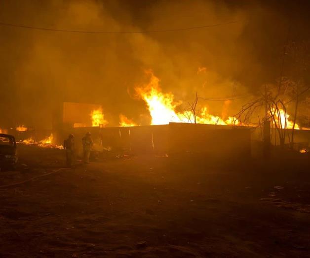 Consume fuego tarimera y tres casas aledañas