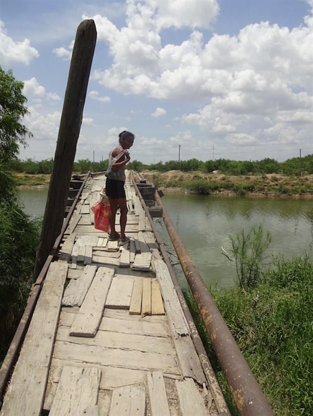 Puente aún en pie de milagro. Vetusta estructura pende de un hilo Puente aún en pie de milagro. Vetusta estructura pende de un hilo