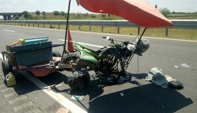 Arrolla a paletero móvil en carretera. Cuatrimoto queda destrozada Arrolla a paletero móvil en carretera. Cuatrimoto queda destrozada