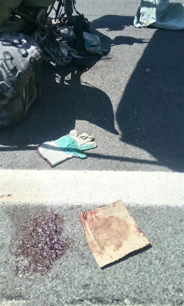 Arrolla a paletero móvil en carretera. Cuatrimoto queda destrozada Arrolla a paletero móvil en carretera. Cuatrimoto queda destrozada