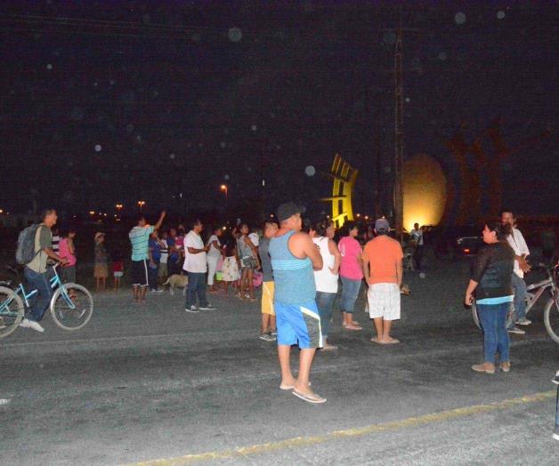 Bloquean carretera por falta de servicios Bloquean carretera por falta de servicios