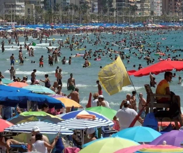 Tras ola de calor saturan playas en España Tras ola de calor saturan playas en España