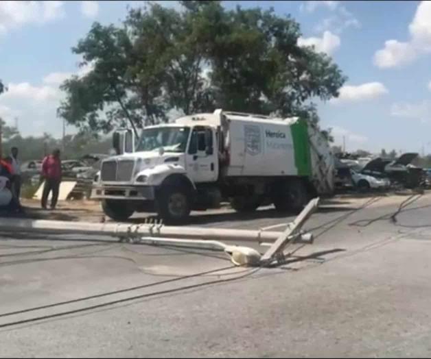 Provoca incendio y caos con su camión. Ignora altura de alambrado de la CFE Provoca incendio y caos con su camión. Ignora altura de alambrado de la CFE