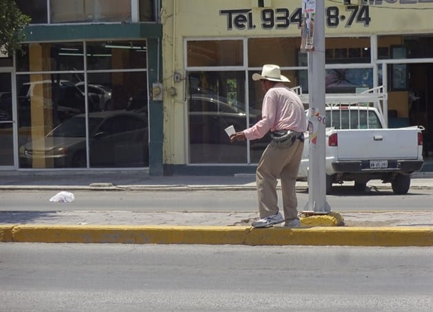Pide limosna porque ya no le dan trabajo. Desea comprarse una silla de ruedas nueva Pide limosna porque ya no le dan trabajo. Desea comprarse una silla de ruedas nueva
