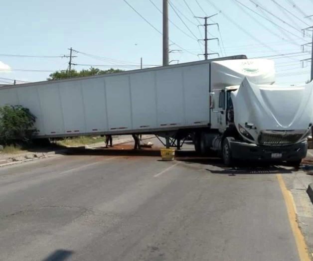Caos tras choque de tráileres con trenes Caos tras choque de tráileres con trenes