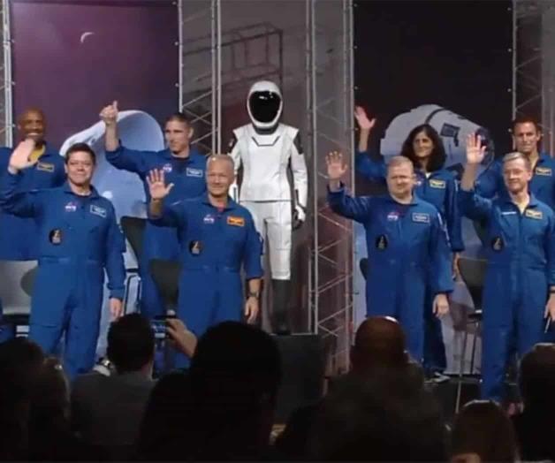 Presentan a los astronautas para vuelos comerciales al espacio