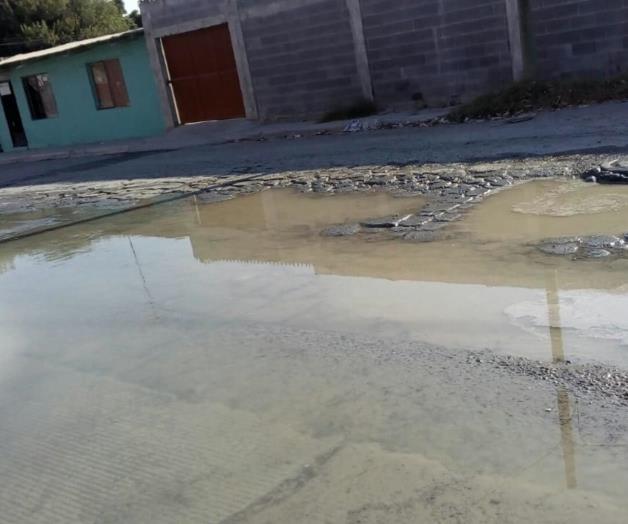 Corre agua potable por calles, mientras escasea en viviendas Corre agua potable por calles, mientras escasea en viviendas
