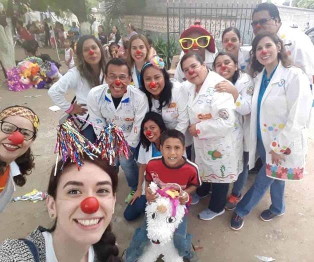 Generan doctores sonrisas y ánimo. Recorren asilos, albergues y hospitales Generan doctores sonrisas y ánimo. Recorren asilos, albergues y hospitales