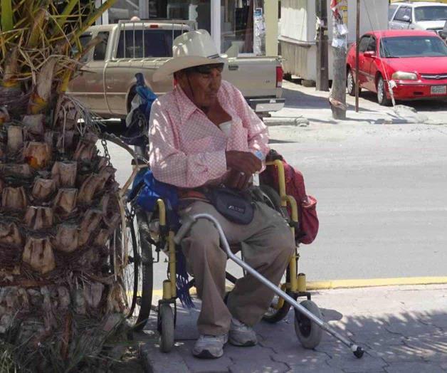 Pide limosna porque ya no le dan trabajo. Desea comprarse una silla de ruedas nueva Pide limosna porque ya no le dan trabajo. Desea comprarse una silla de ruedas nueva