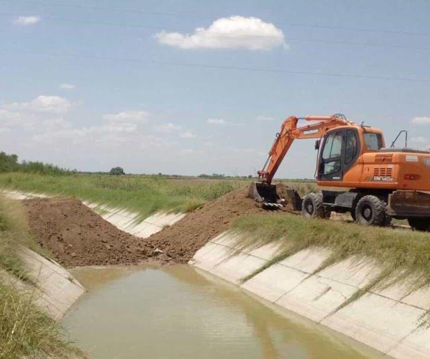 Dan mantenimiento a compuertas y canales
