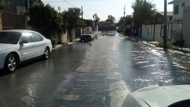 Corre agua potable por calles, mientras escasea en viviendas Corre agua potable por calles, mientras escasea en viviendas