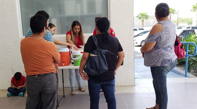 Brindan apoyo a familias en el HG. Comparten lo poco que tienen Brindan apoyo a familias en el HG. Comparten lo poco que tienen