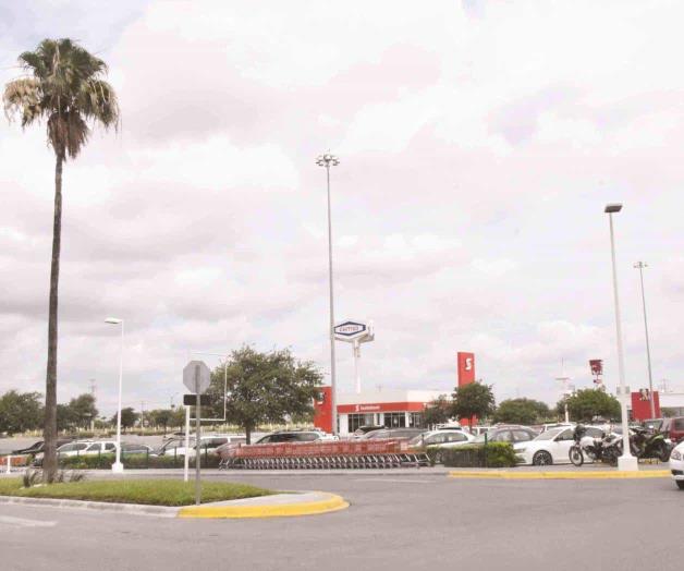 Fuerzan chapa de auto para robarle bolsa Fuerzan chapa de auto para robarle bolsa