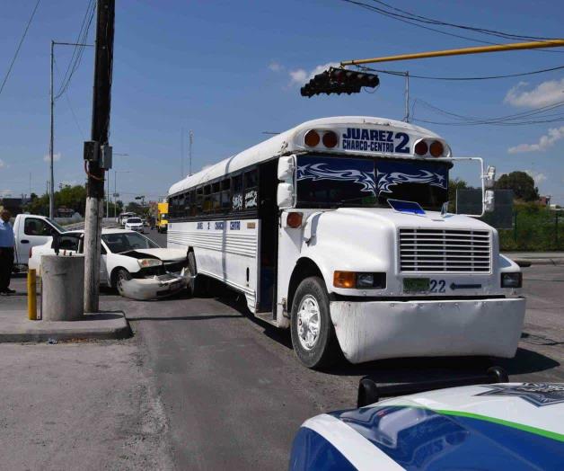 Se pasa la luz roja y choca vs camión Se pasa la luz roja y choca vs camión