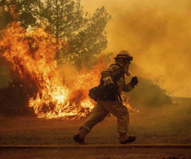 Incendio crea tornado de fuego en California Incendio crea tornado de fuego en California