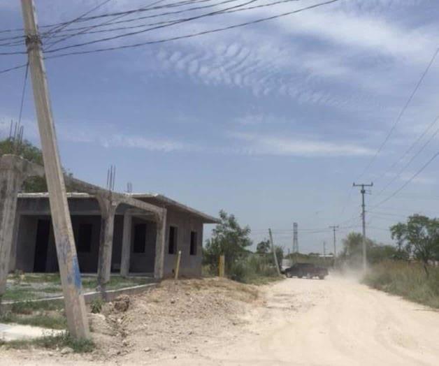 Instalan postes al estilo torre de pisa Instalan postes al estilo torre de pisa