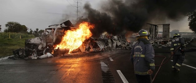 Huachicoleros cierran vías e incendian tráiler Huachicoleros cierran vías e incendian tráiler