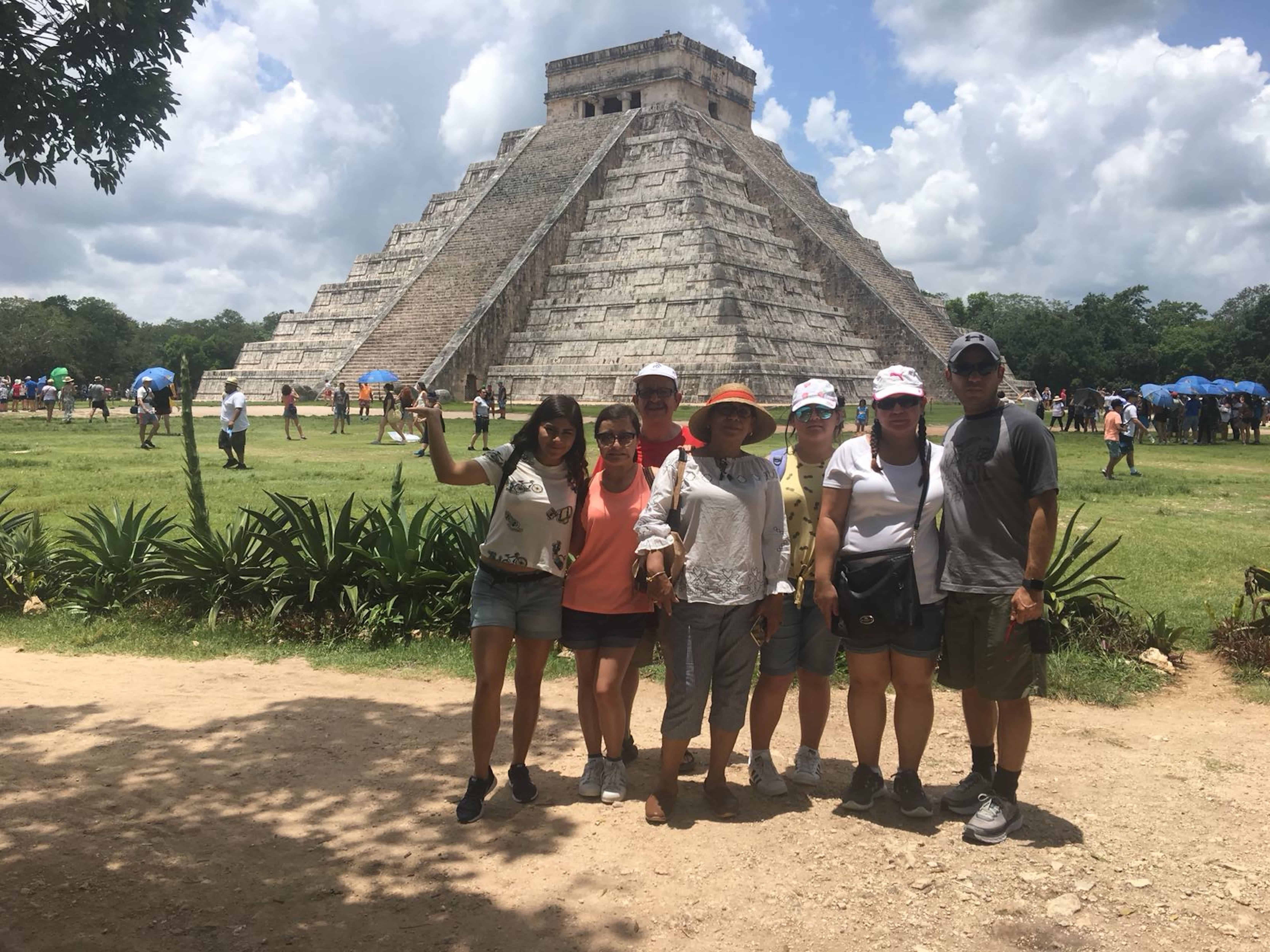 CHICHENITZA. Abigaíl Martínez, Ashley García, Raúl Cavazos, Esmeralda de Cavazos, Sophia García, Cynthia y Fernando García.