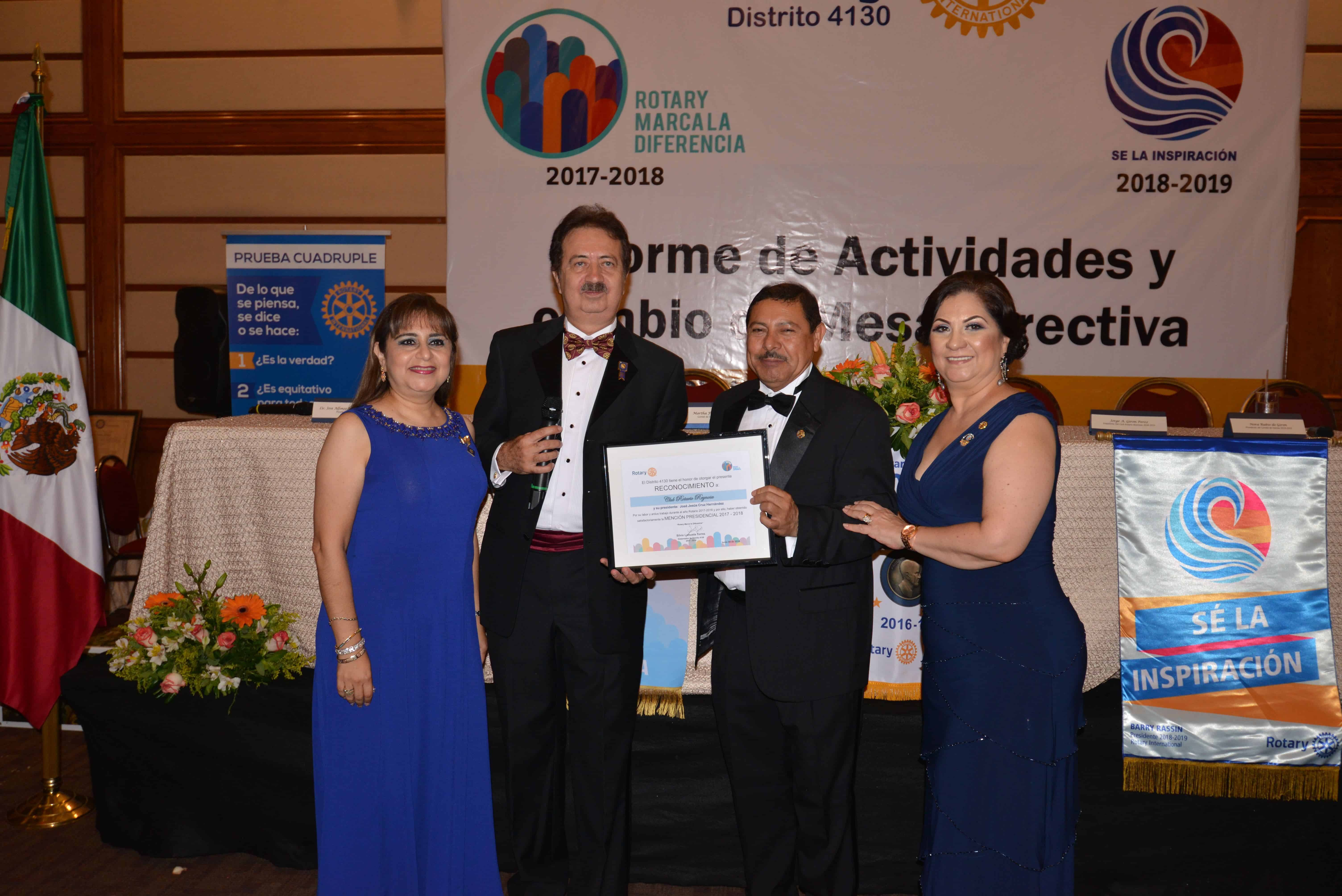 Silvio Lattuada Robles su esposa Diana de Lattuada hicieron entrega de un reconocimiento a Jose Jesús Cruz y Martha de Cruz por su gran desempeño durante su año Roatrio 2017-2018