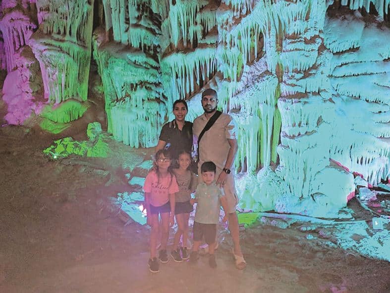 NUEVO LEÓN. Familia Correa Alvarado en las grutas.