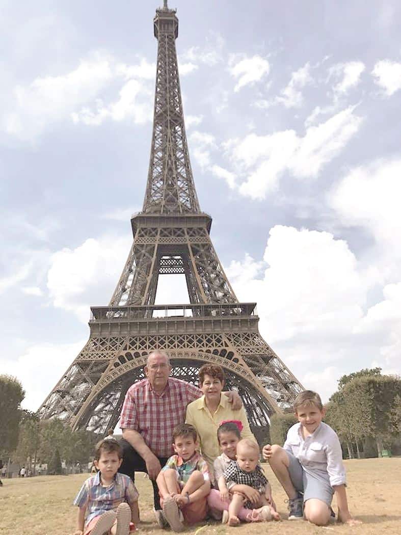 PARÍS. Jorge y Bárbara Cantú con sus nietos.