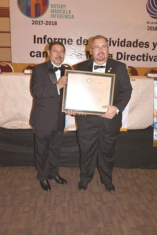 Jose Jesús Cruz haciendo entrega del acta constitutiva