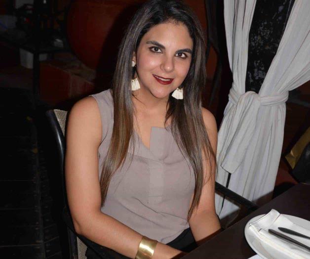 Disfruta cena con amigas Disfruta cena con amigas