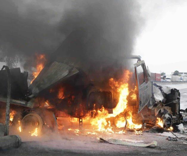 Huachicoleros cierran vías e incendian tráiler Huachicoleros cierran vías e incendian tráiler