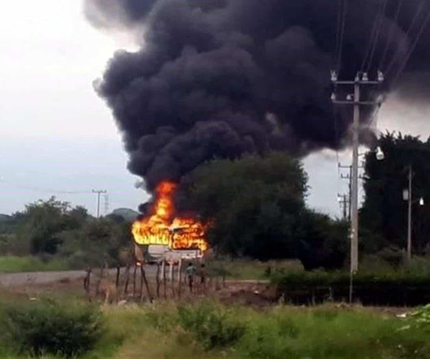 Bloquean e incendian autos en Michoacán Bloquean e incendian autos en Michoacán