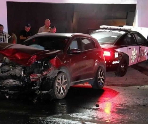 Policía choca y lesiona a 2 Policía choca y lesiona a 2