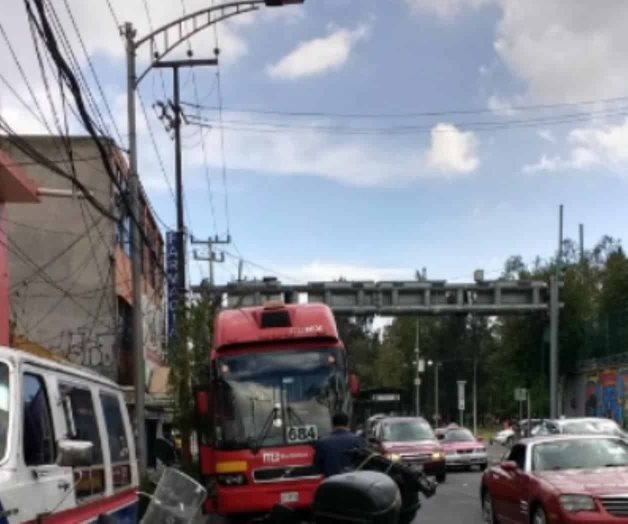 Tres lesionados deja choque entre Metrobús y auto