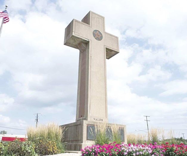 Luchan por proteger a la cruz que honra a veteranos Luchan por proteger a la cruz que honra a veteranos