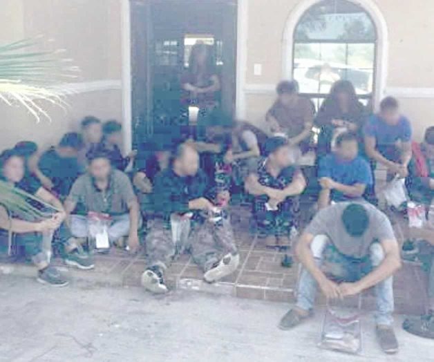 Irrumpen en una casa; arrestan a 28 personas Irrumpen en una casa; arrestan a 28 personas