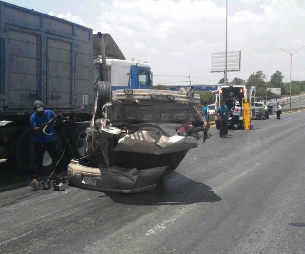 Provoca un trailero choque y volcadura Provoca un trailero choque y volcadura