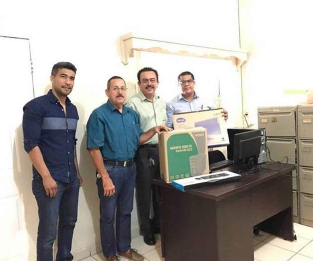 Reciben equipo de cómputo en Supervisión Escolar 124 Reciben equipo de cómputo en Supervisión Escolar 124