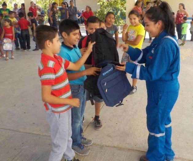Donan mochilas para los alumnos Donan mochilas para los alumnos