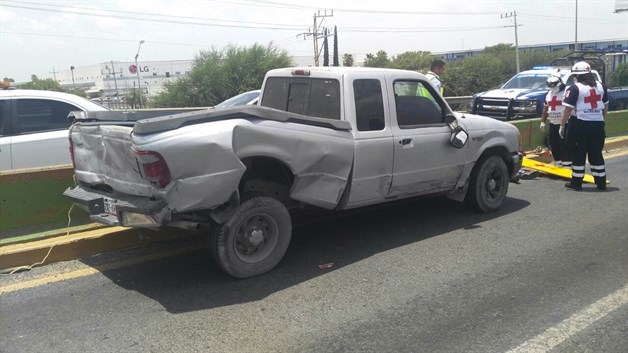 Provoca un trailero choque y volcadura Provoca un trailero choque y volcadura