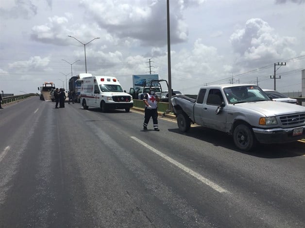 Provoca un trailero choque y volcadura Provoca un trailero choque y volcadura