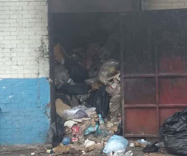 Acumulan basura en ‘mercadito’ Acumulan basura en ‘mercadito’