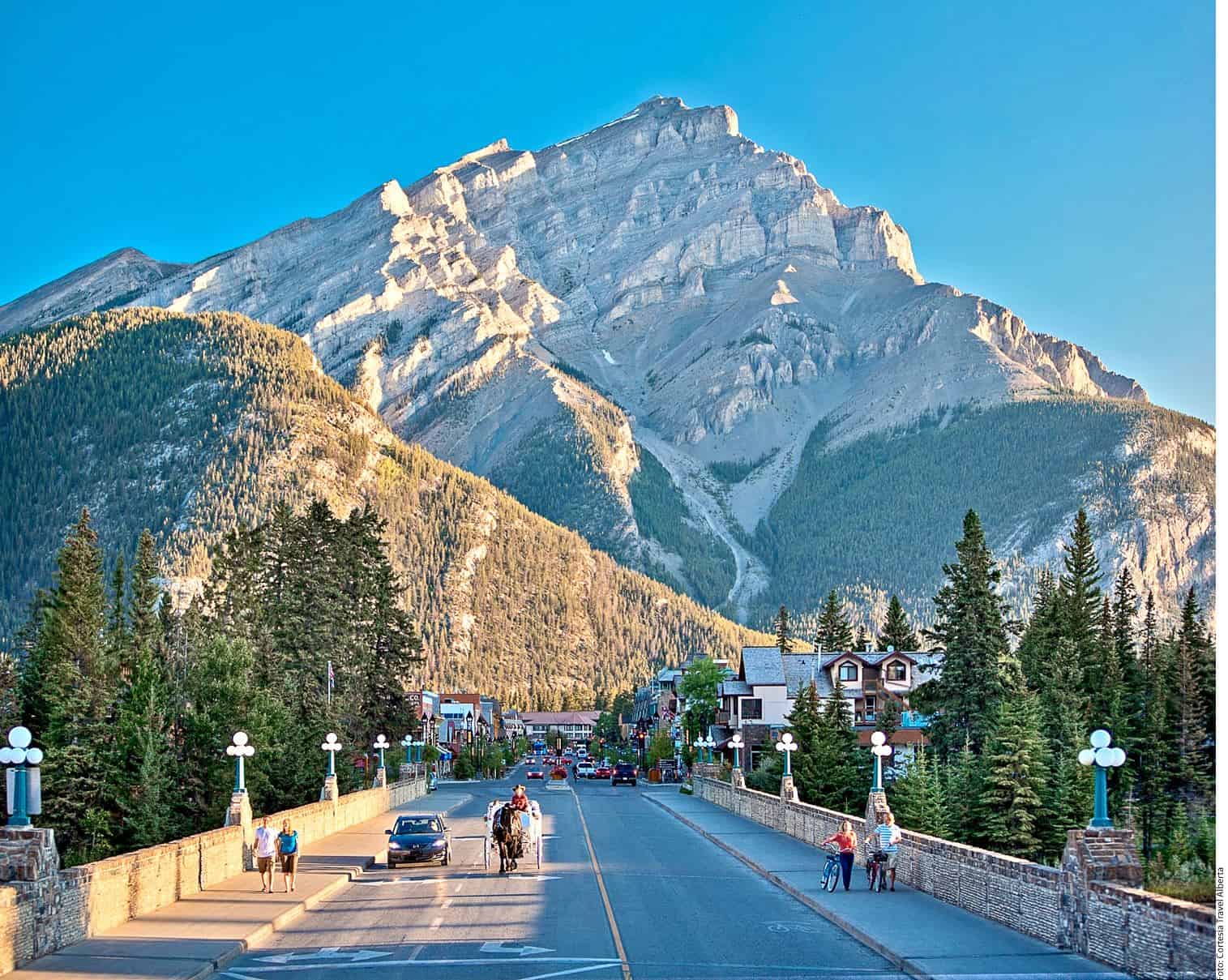 IMPRESIONANTE. Banff es una de las poblaciones de Alberta, Canadá, que en verano ofrece un excepcional ambiente.