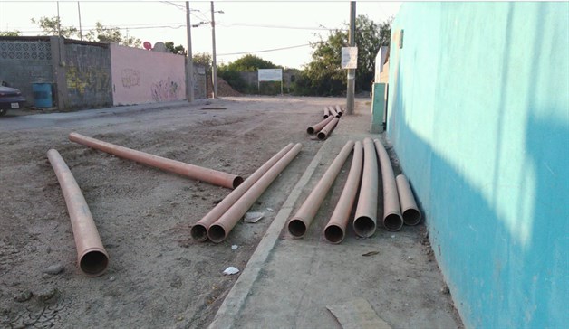 Abren hoyo, inician trabajo, y hasta ahí. Sólo se puede observar un regadero de tubos Abren hoyo, inician trabajo, y hasta ahí. Sólo se puede observar un regadero de tubos