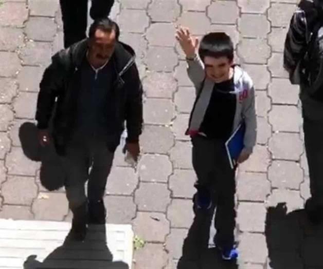 Niño genio ingresa a su primer día de clase Niño genio ingresa a su primer día de clase