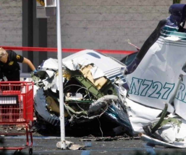 Cinco muertos tras estrellarse avioneta cerca de un centro comercial en EU Cinco muertos tras estrellarse avioneta cerca de un centro comercial en EU