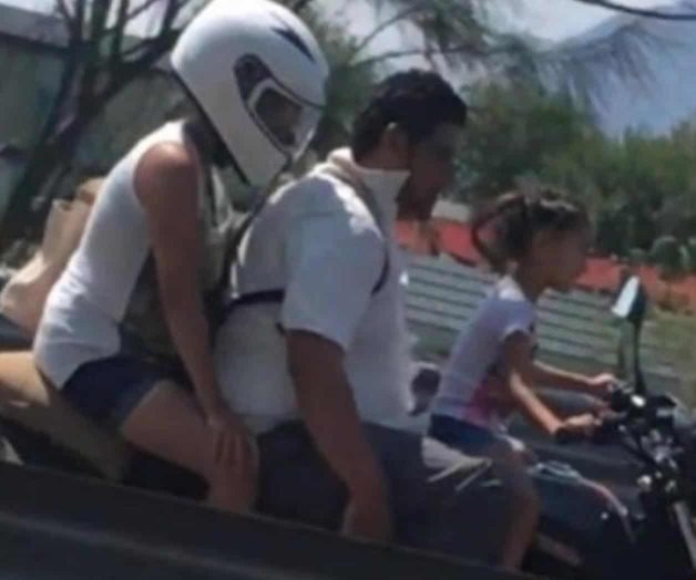 Graban a niña manejando motocicleta en calles de Monterrey Graban a niña manejando motocicleta en calles de Monterrey